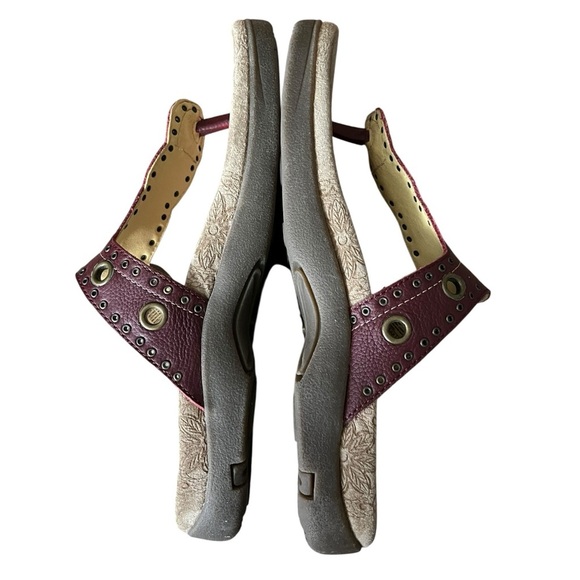 Taos Footwear Serena Size 8 Red Leather Thong Grommet Buckle Boho Comfort Sandal - Picture 11 of 11